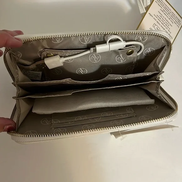 Adrienne Vittadini charging wallet wristlet white saffiano New - Picture 4 of 14